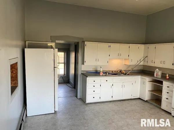 $375,000 | 2255 North County Road, Westfield, IL 62474