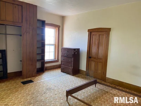 $375,000 | 2255 North County Road, Westfield, IL 62474