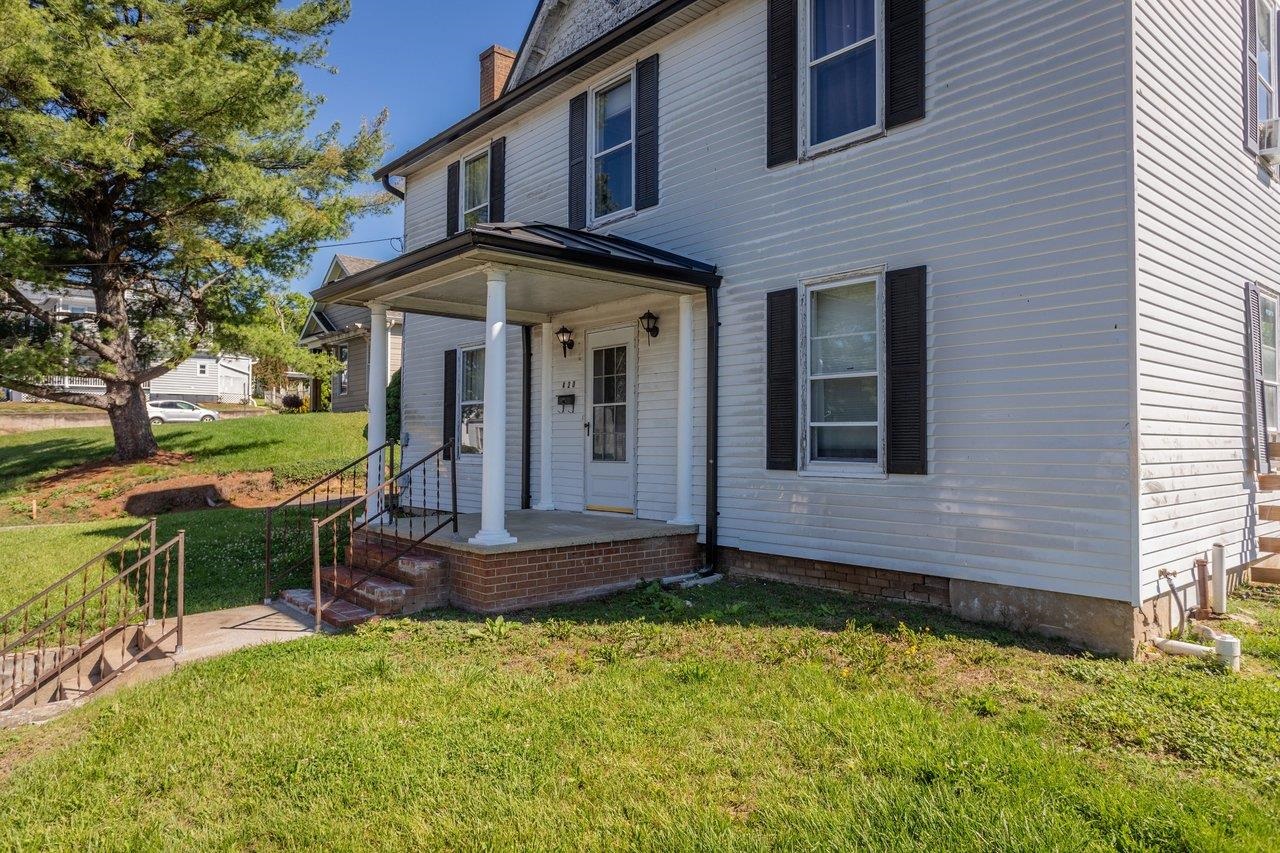 420 West Spring Street Woodstock, VA 22664 - Photo 55 of 67 a front view of a house with garden