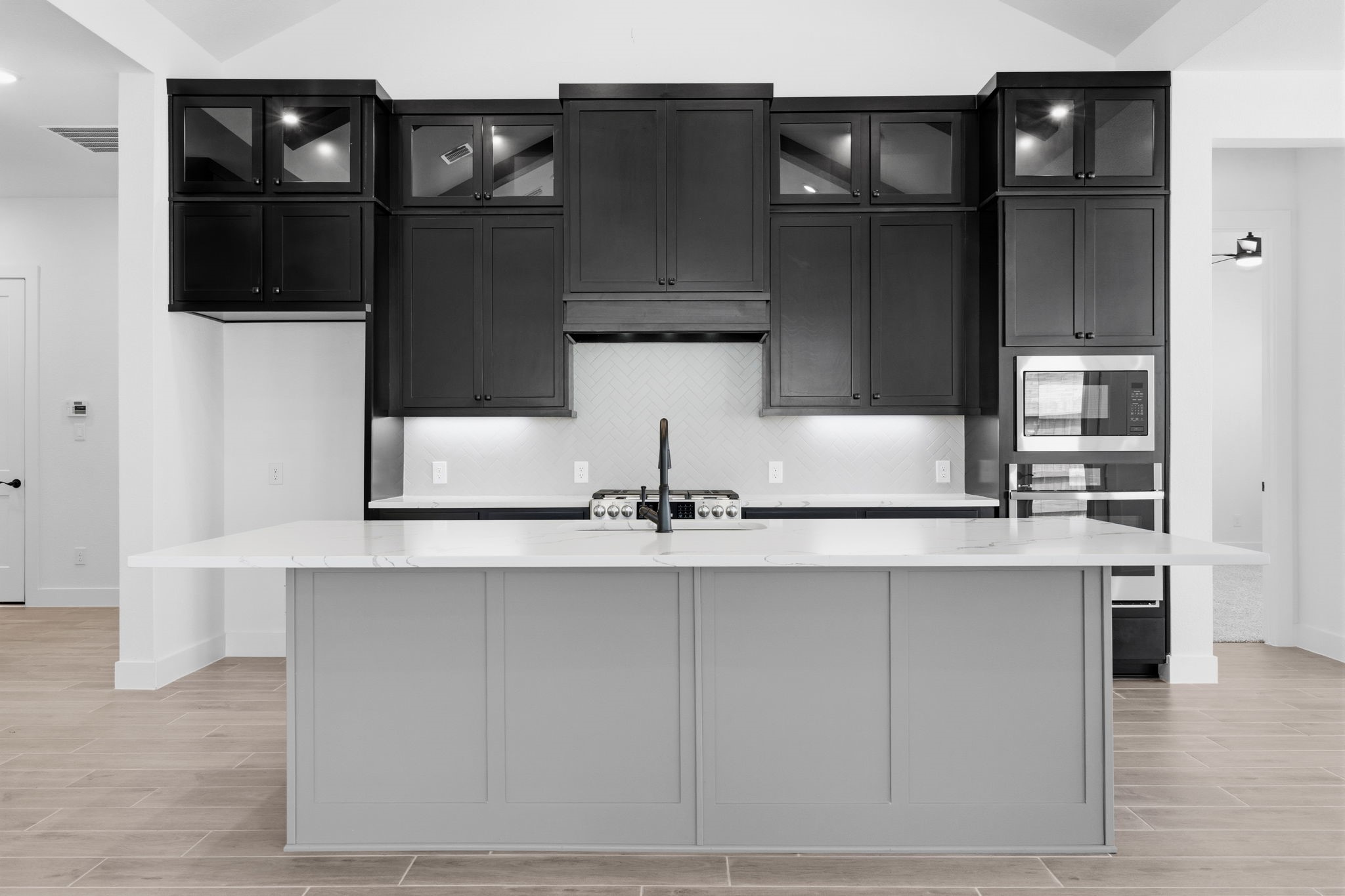 633 Cross Timbers Trace Waller, TX 77484 - Photo 4 of 42 a kitchen with stainless steel appliances a refrigerator and stove