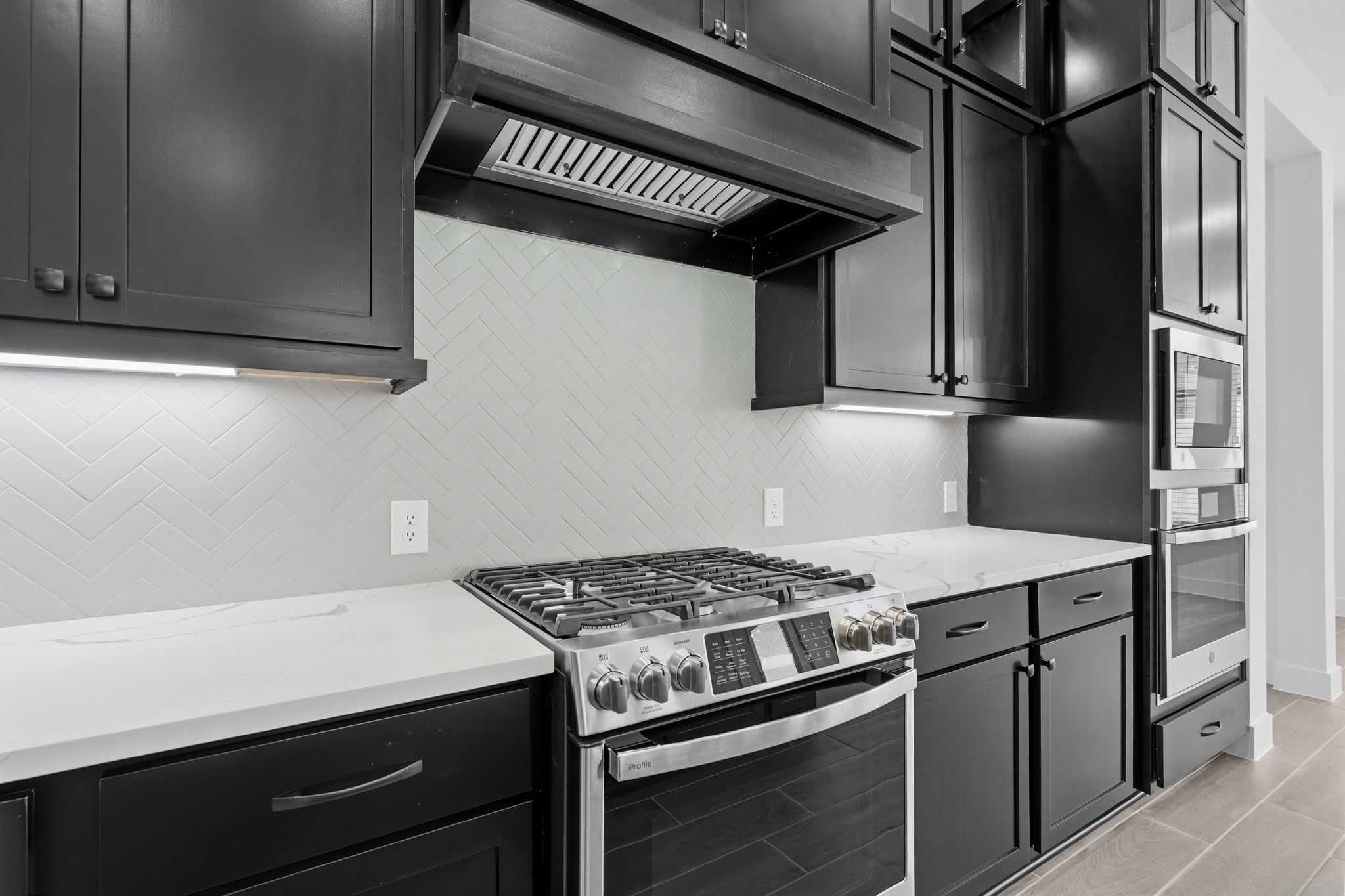 633 Cross Timbers Trace Waller, TX 77484 - Photo 6 of 42 a kitchen with stainless steel appliances granite countertop a stove and a microwave