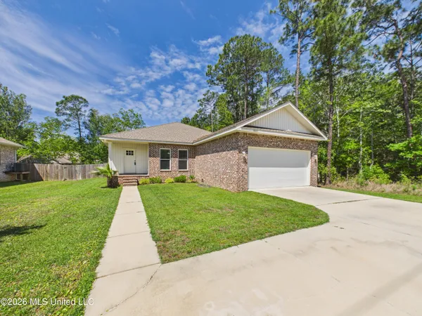$317,500 | 1925 Beachview Drive, Ocean Springs, MS 39564