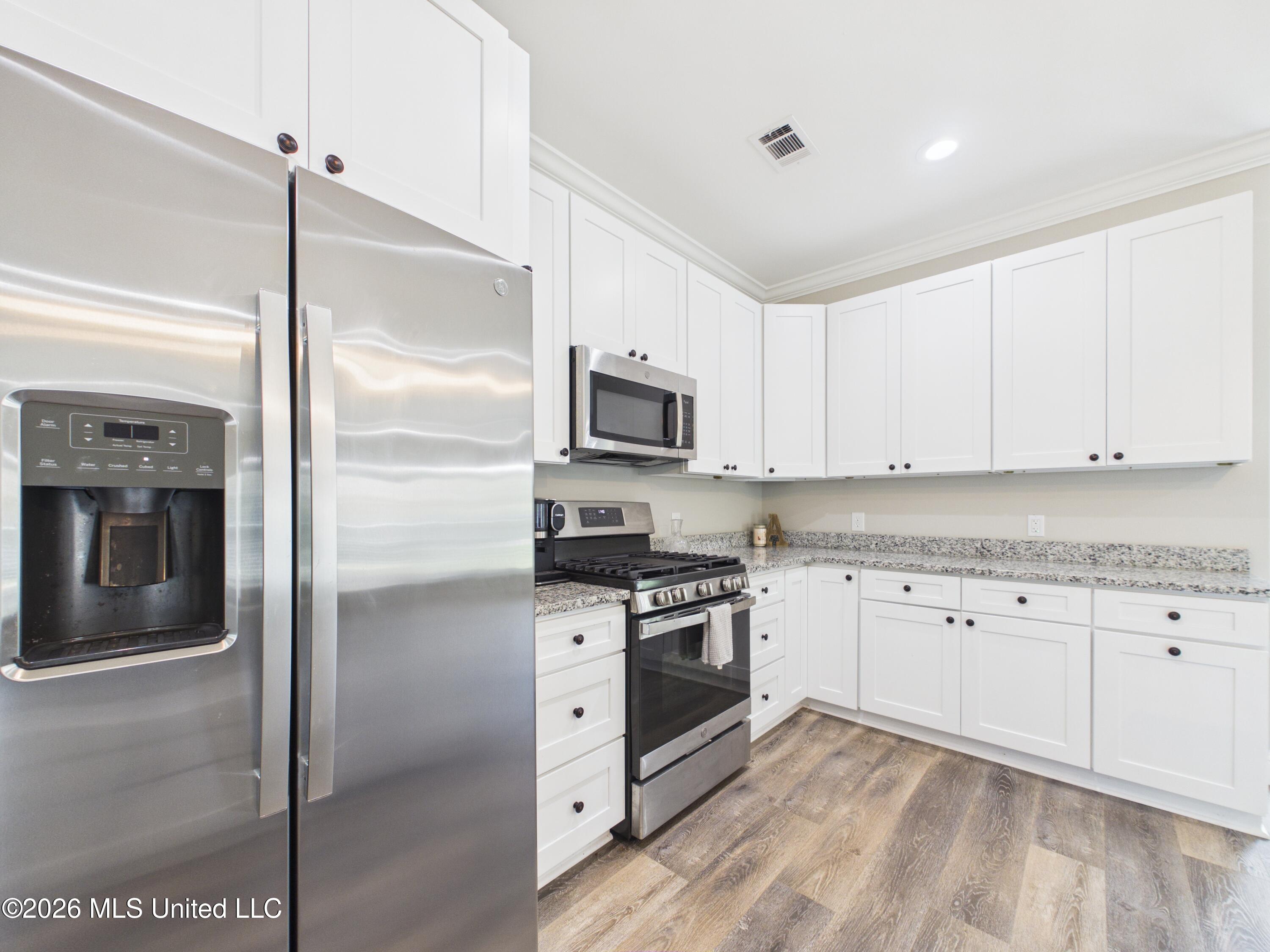 1925 Beachview Drive Ocean Springs, MS 39564 - Photo 11 of 33 CAM04449G0-PR0037-STILL014