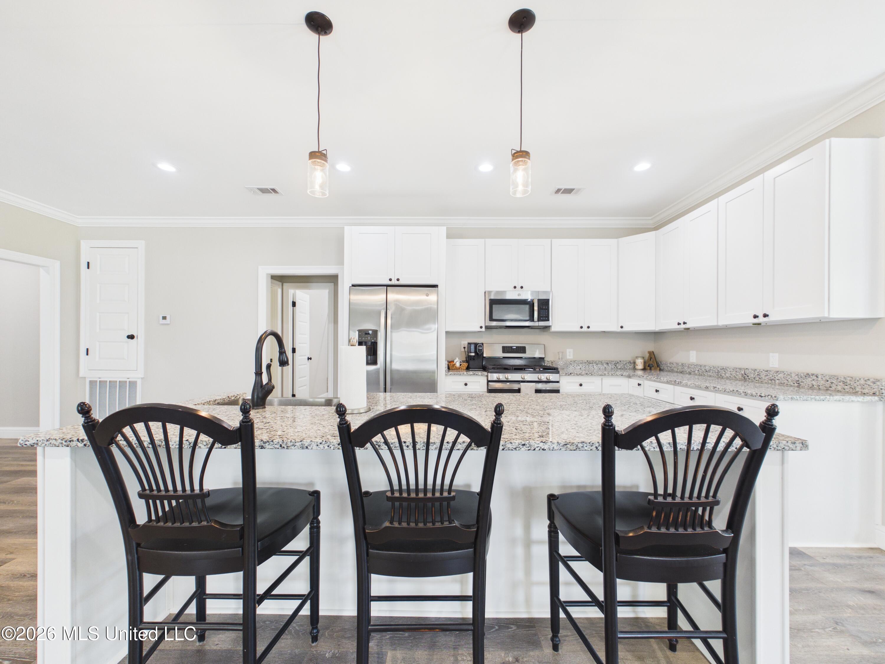 1925 Beachview Drive Ocean Springs, MS 39564 - Photo 12 of 33 CAM04449G0-PR0037-STILL015