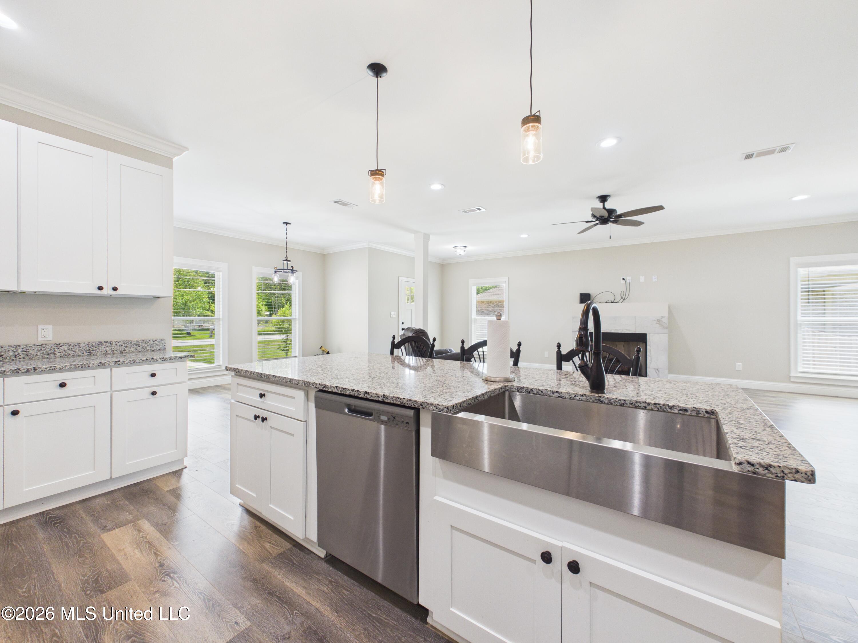 1925 Beachview Drive Ocean Springs, MS 39564 - Photo 13 of 33 CAM04449G0-PR0037-STILL037