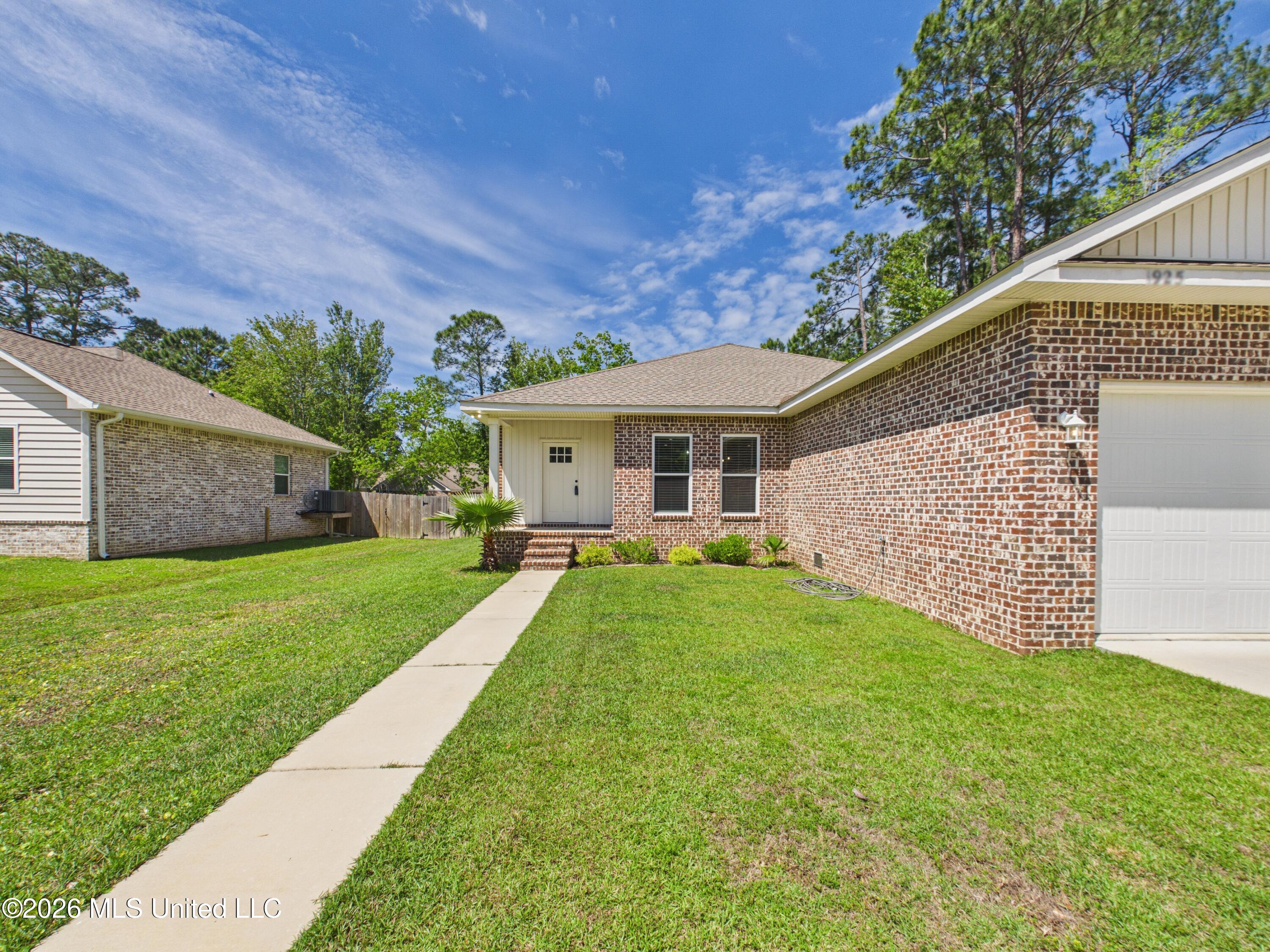 1925 Beachview Drive Ocean Springs, MS 39564 - Photo 4 of 33 CAM04449G0-PR0037-STILL007
