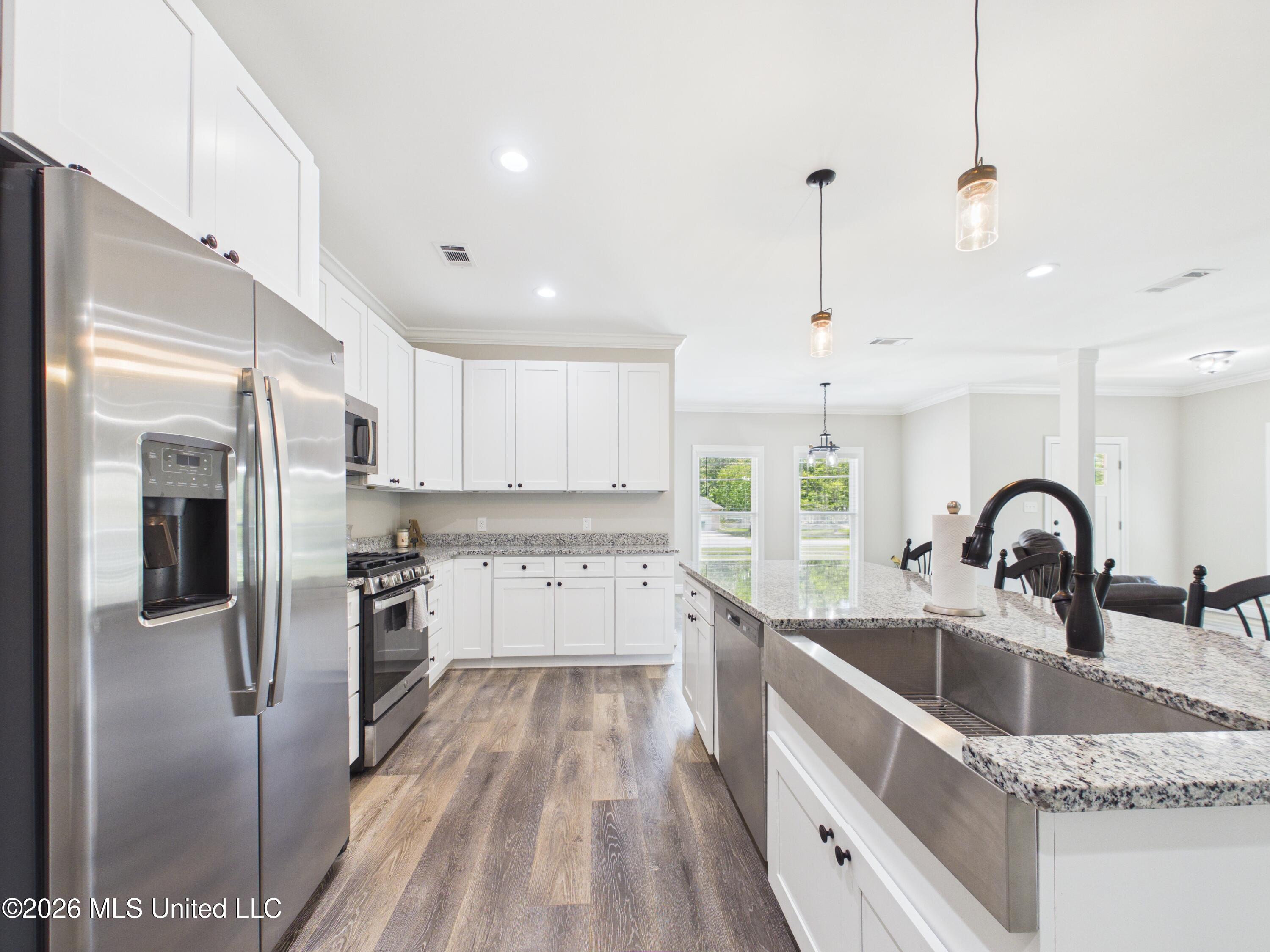 1925 Beachview Drive Ocean Springs, MS 39564 - Photo 10 of 33 CAM04449G0-PR0037-STILL013