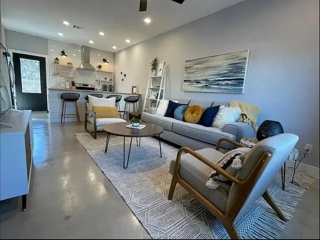 $1,700 | 223 West 22nd Street, Bryan, TX 77803