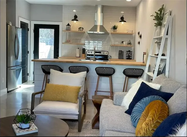 $1,700 | 223 West 22nd Street, Bryan, TX 77803