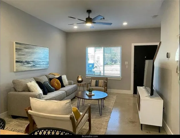 $1,700 | 223 West 22nd Street, Bryan, TX 77803