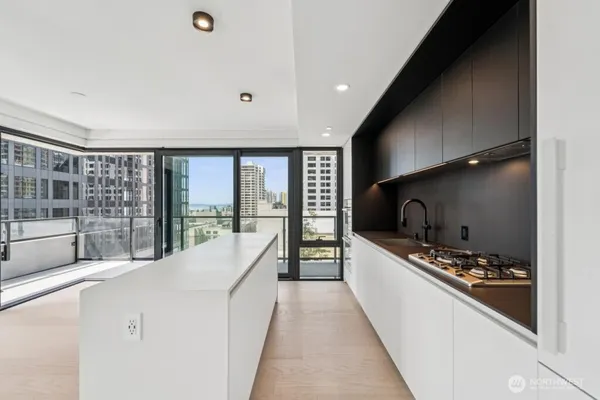 $5,100 | 300 Virginia Street, Unit 812, Seattle, WA 98101