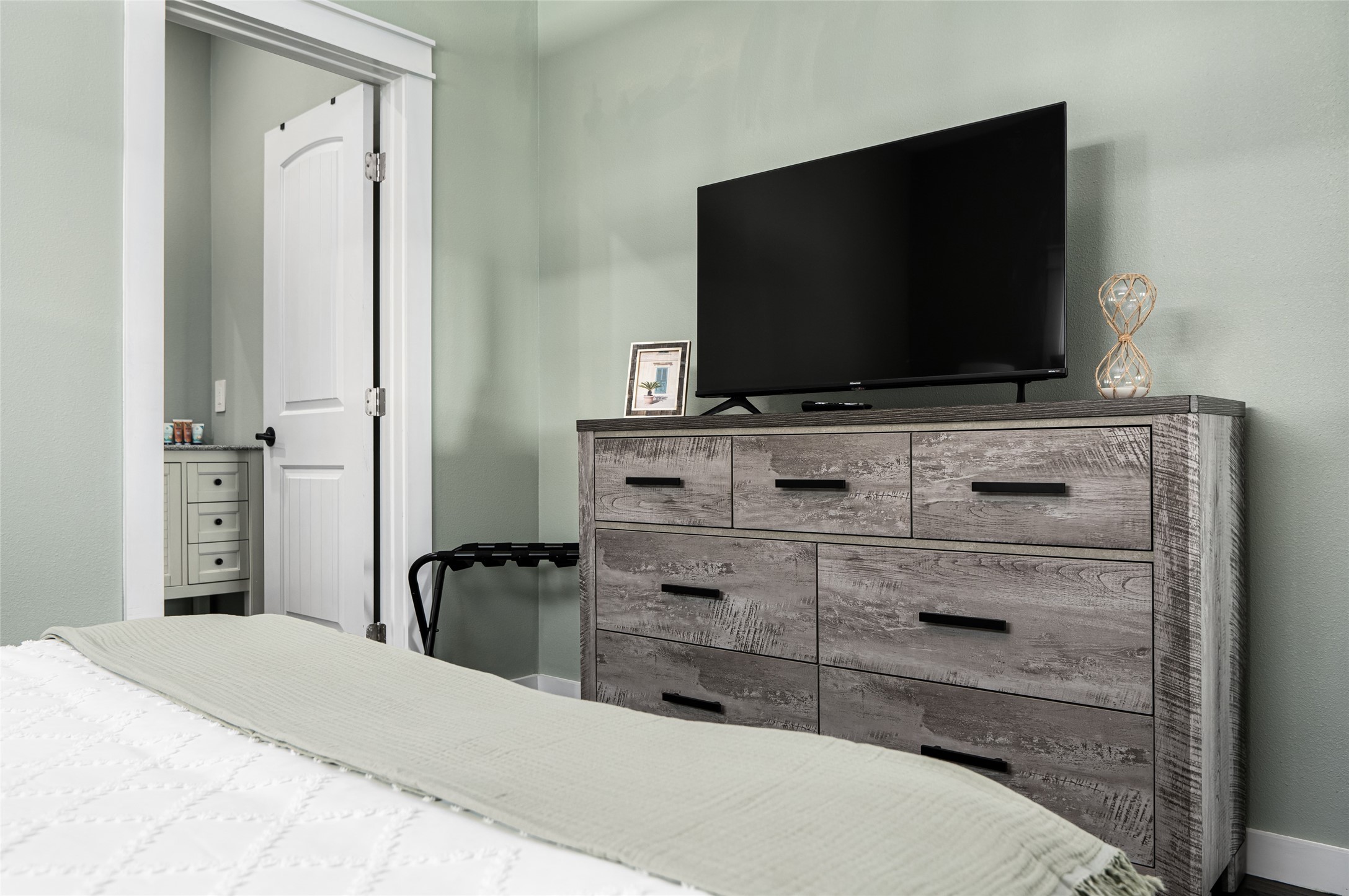 1084 Johnson Road Port Bolivar, TX 77650 - Photo 18 of 39 a room with a flat screen tv on dresser and a flat screen tv