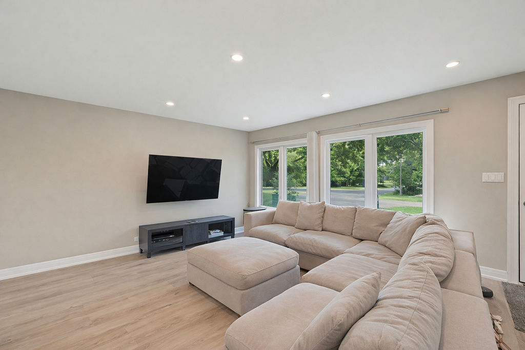 403 Spring S Road Schaumburg, IL 60193 - Photo 6 of 26 Gallery Image 6