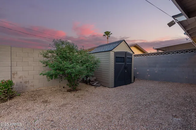a view of a backyard