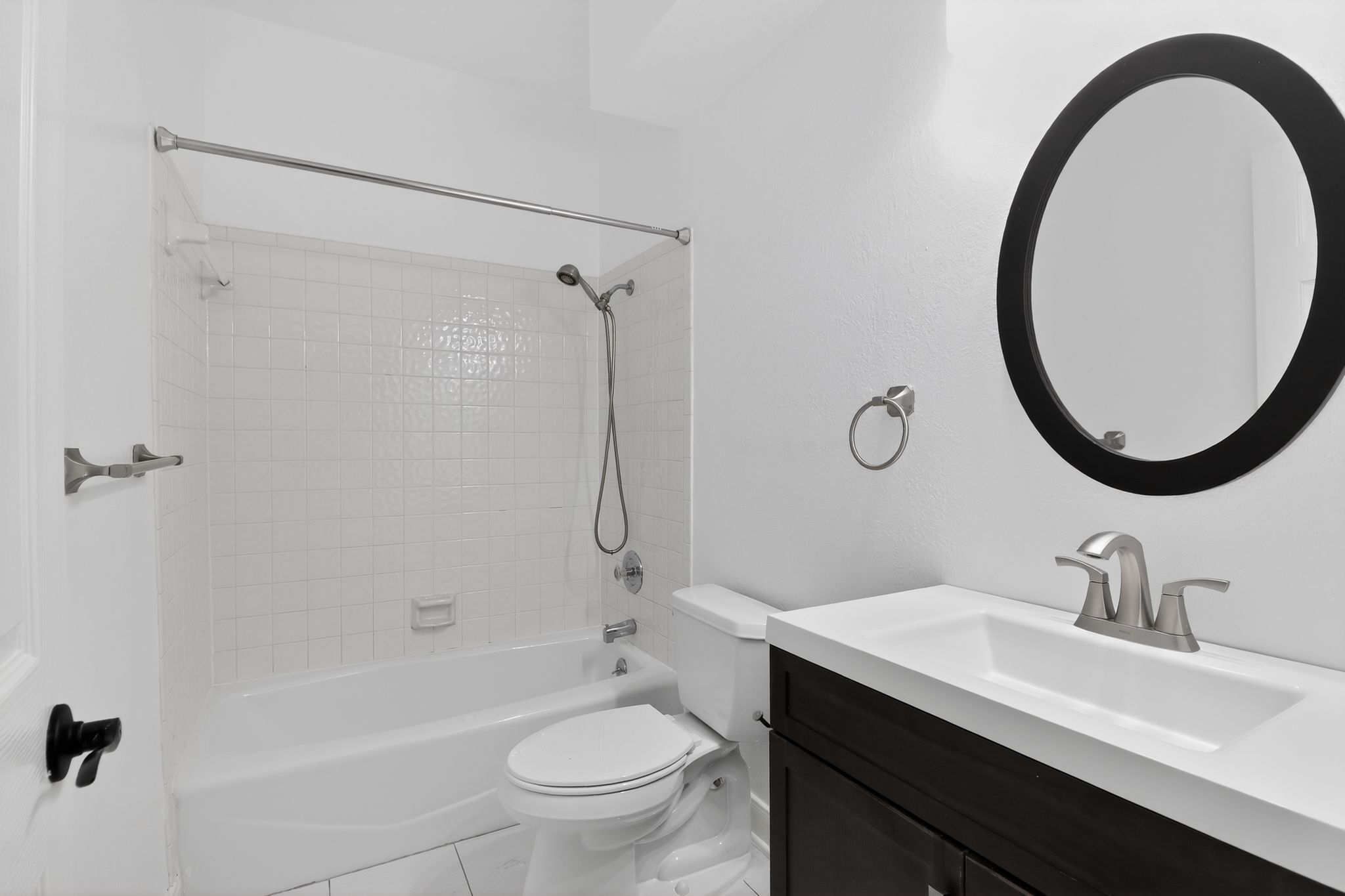 128 Mockingbird Lane Georgetown, TX 78633 - Photo 18 of 32 Secondary Bathroom