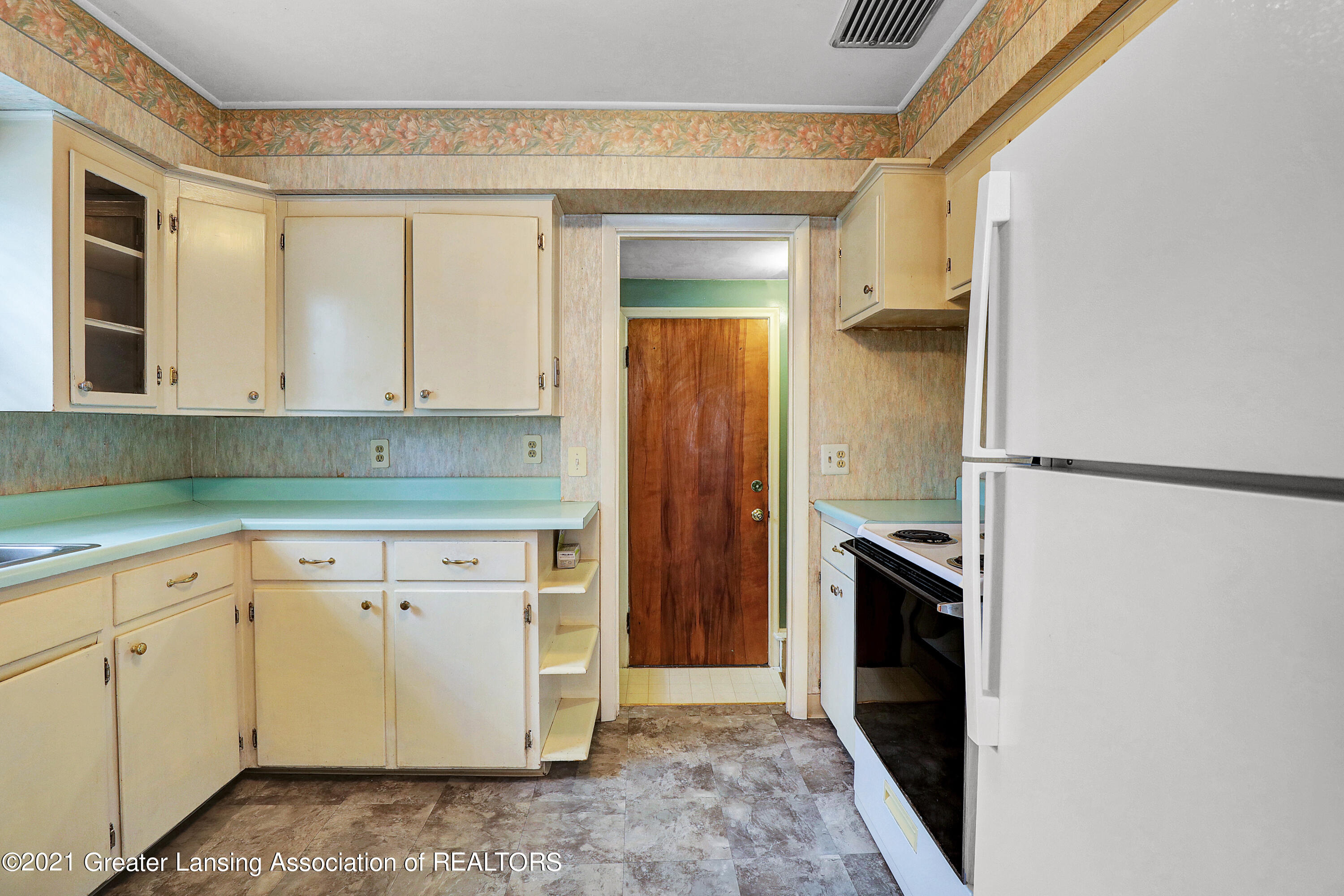 2411 Fairfax Road Lansing, MI 48910 - Photo 10 of 26 9I3A0800