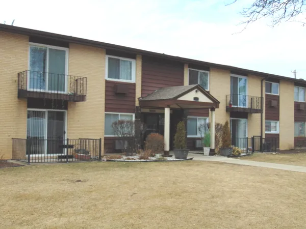 $179,900 | 9588 North Terrace Place, Unit 208H, Des Plaines, IL 60016