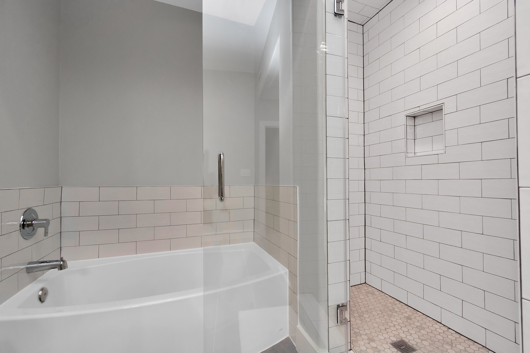 1901 Post Oak Boulevard, Unit 3113 Houston, TX 77056 - Photo 20 of 34 The bathroom includes both a spacious walk-in shower and a bathtub, lined by stylish and sleek white subway tiles. Whether is be a quick rinse or a relaxing soak, this bathroom covers your every need.