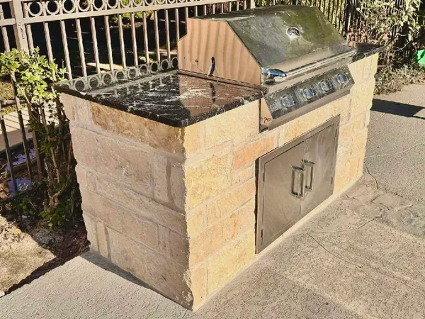 a view of a backyard