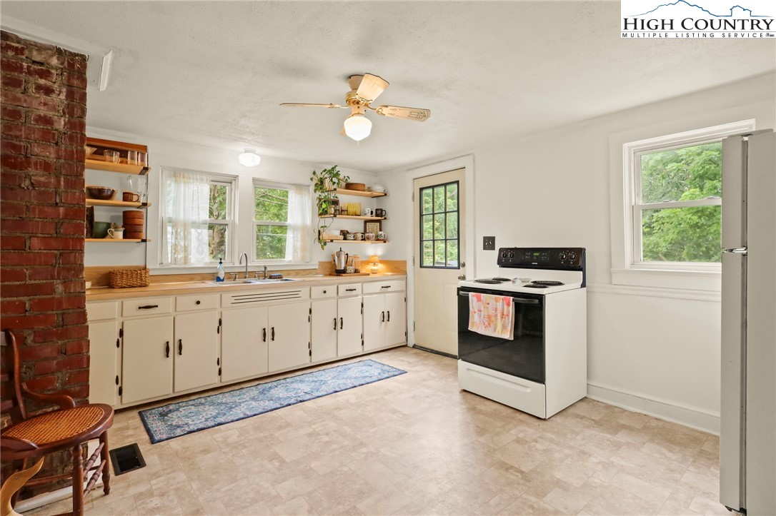 3570 Hollywood Ridge Road Lenoir, NC 28645 - Photo 10 of 22 Gallery Image 10
