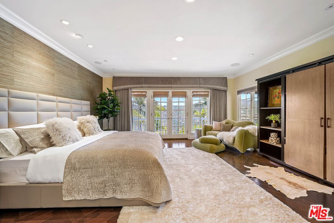 2305 Canyonback Road Los Angeles, CA 90049 - Photo 20 of 50 a spacious bedroom with a bed and glass couch