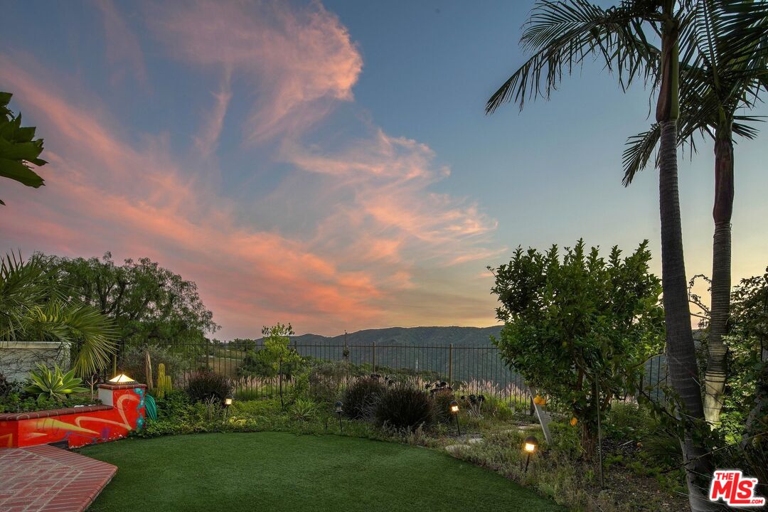2305 Canyonback Road Los Angeles, CA 90049 - Photo 21 of 50 a view of a backyard