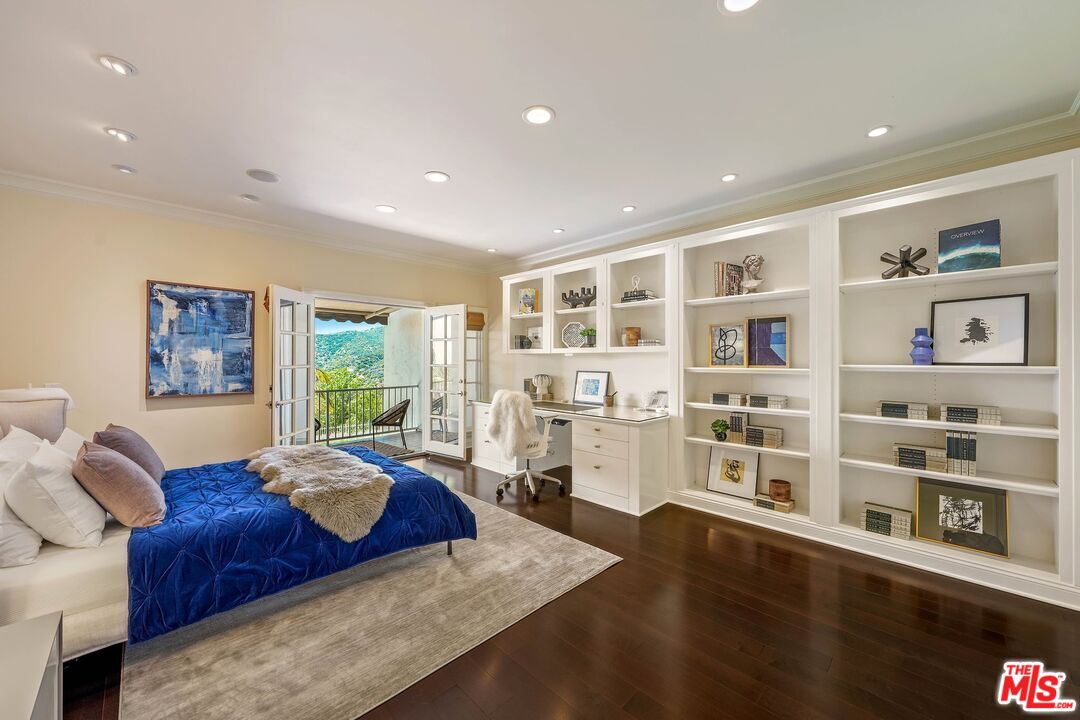2305 Canyonback Road Los Angeles, CA 90049 - Photo 28 of 50 a living room with furniture and a book shelf