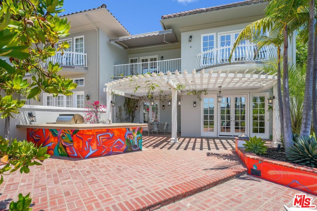 2305 Canyonback Road Los Angeles, CA 90049 - Photo 43 of 50 a front view of house with yard