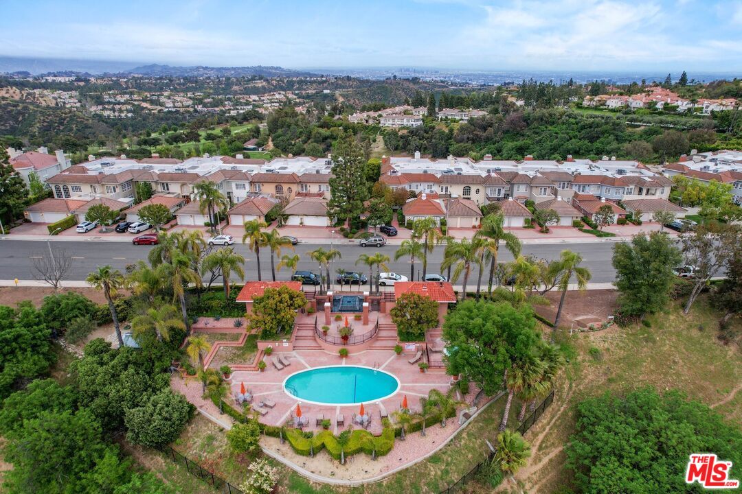 2305 Canyonback Road Los Angeles, CA 90049 - Photo 48 of 50 a view of a table and chairs in patio