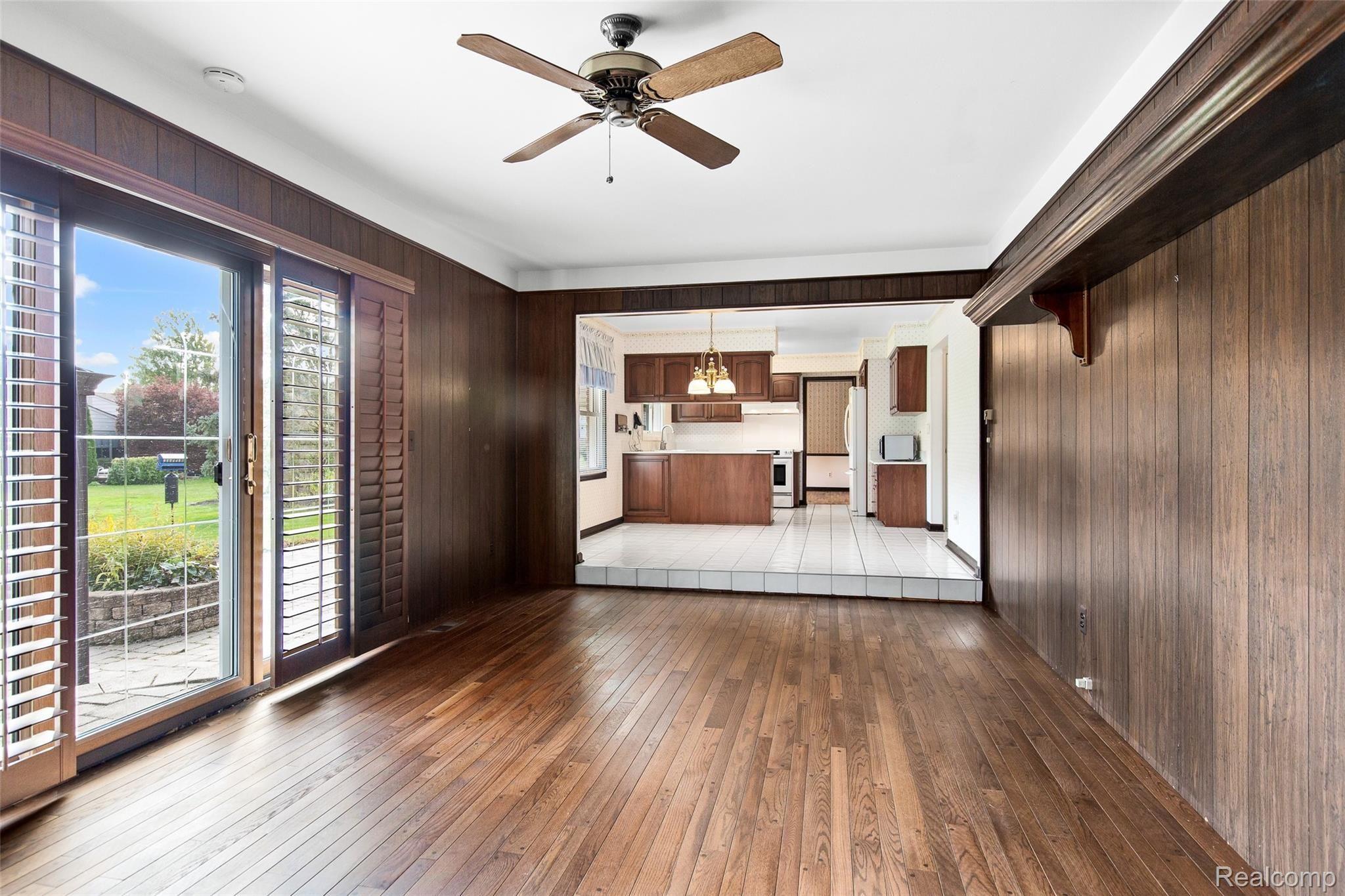 17672 Wayne Road Livonia, MI 48152 - Photo 5 of 23 Family room view to eat-in kitchen