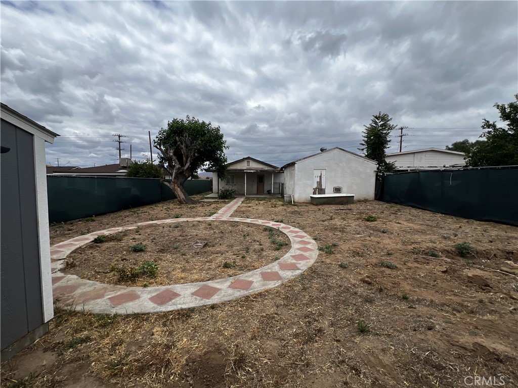 910 South Rancho Avenue Colton, CA 92324 - Photo 24 of 27 Back facing to the patio