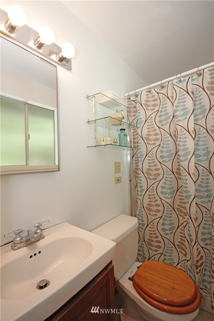 17244 Sylvester Road Southwest Normandy Park, WA 98166 - Photo 13 of 23 Gallery Image 13
