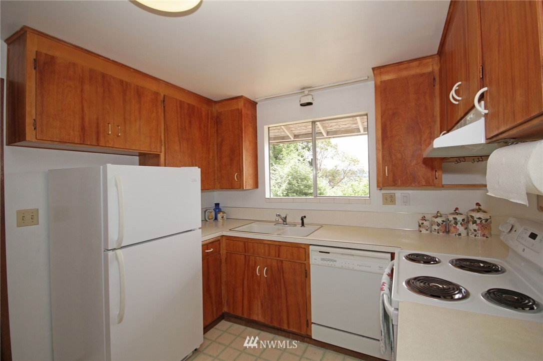 17244 Sylvester Road Southwest Normandy Park, WA 98166 - Photo 9 of 23 Gallery Image 9