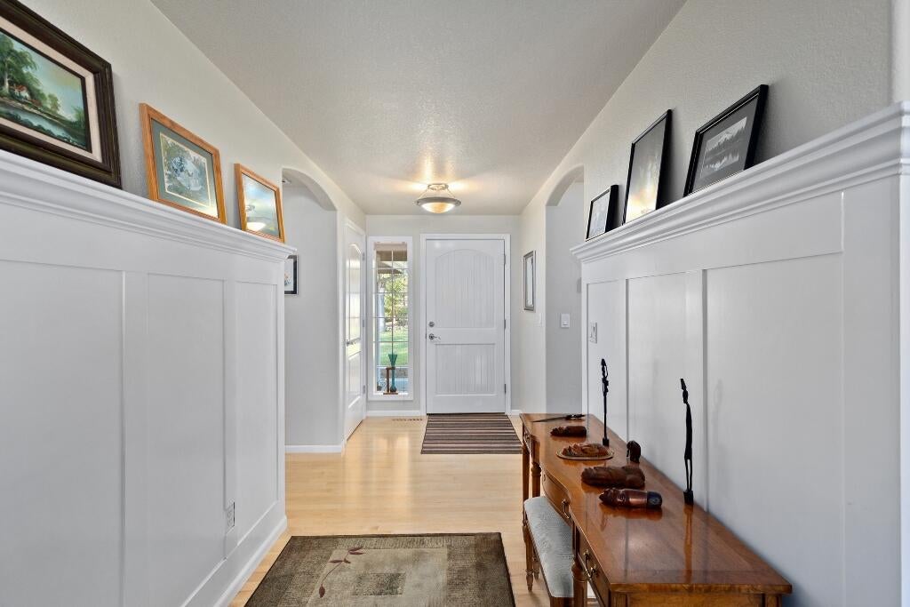 745 Eric Loop Grants Pass, OR 97526 - Photo 4 of 46 c2_enterance_745-Eric-Loop