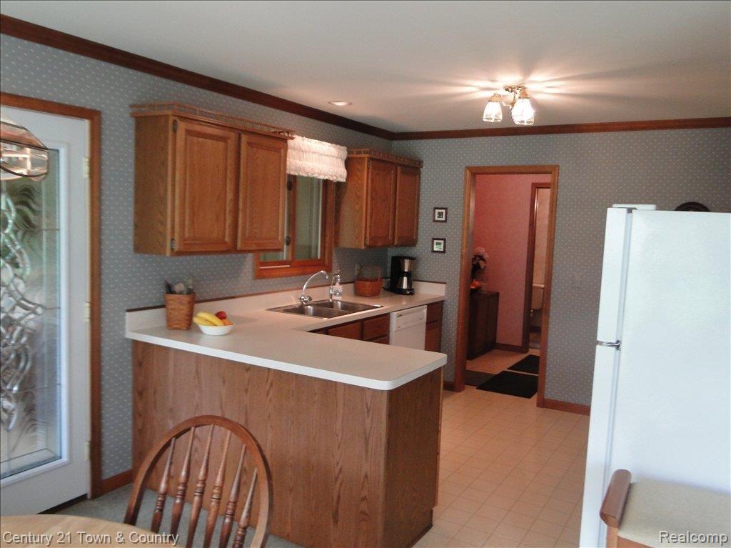 8293 Holcomb Road Clarkston, MI 48348 - Photo 5 of 22 All appliances stay