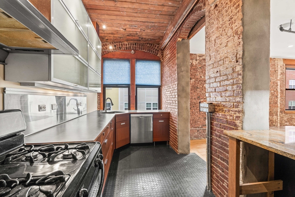 27 Fayette Street, Unit 302 Beverly, MA 01915 - Photo 11 of 24