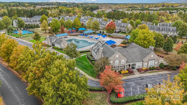 a view of a back yard