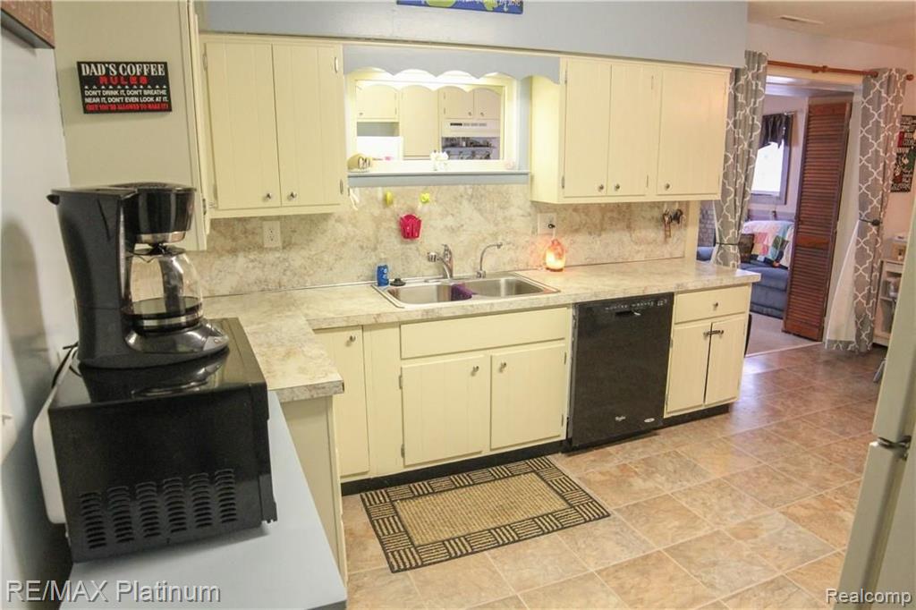 923 East Jolly Road Lansing, MI 48910 - Photo 9 of 21
