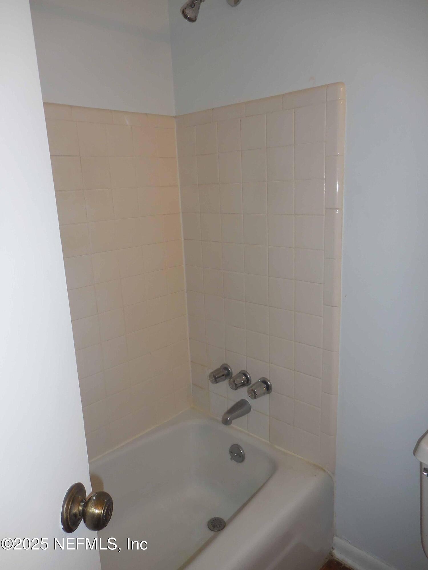 695 A1A North, Unit 23 Ponte Vedra Beach, FL 32082 - Photo 15 of 22 a bathroom with a bathtub