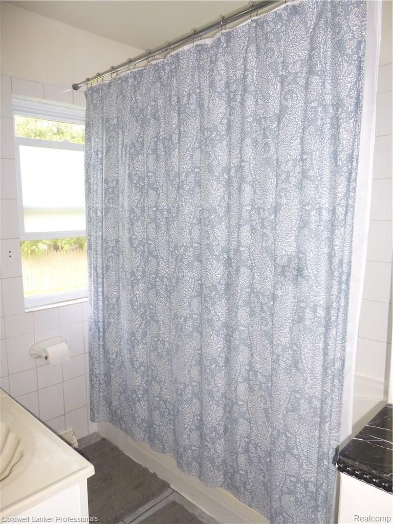 9460 North Eston Road Clarkston, MI 48348 - Photo 22 of 30 MASTER BATH AND SHOWER