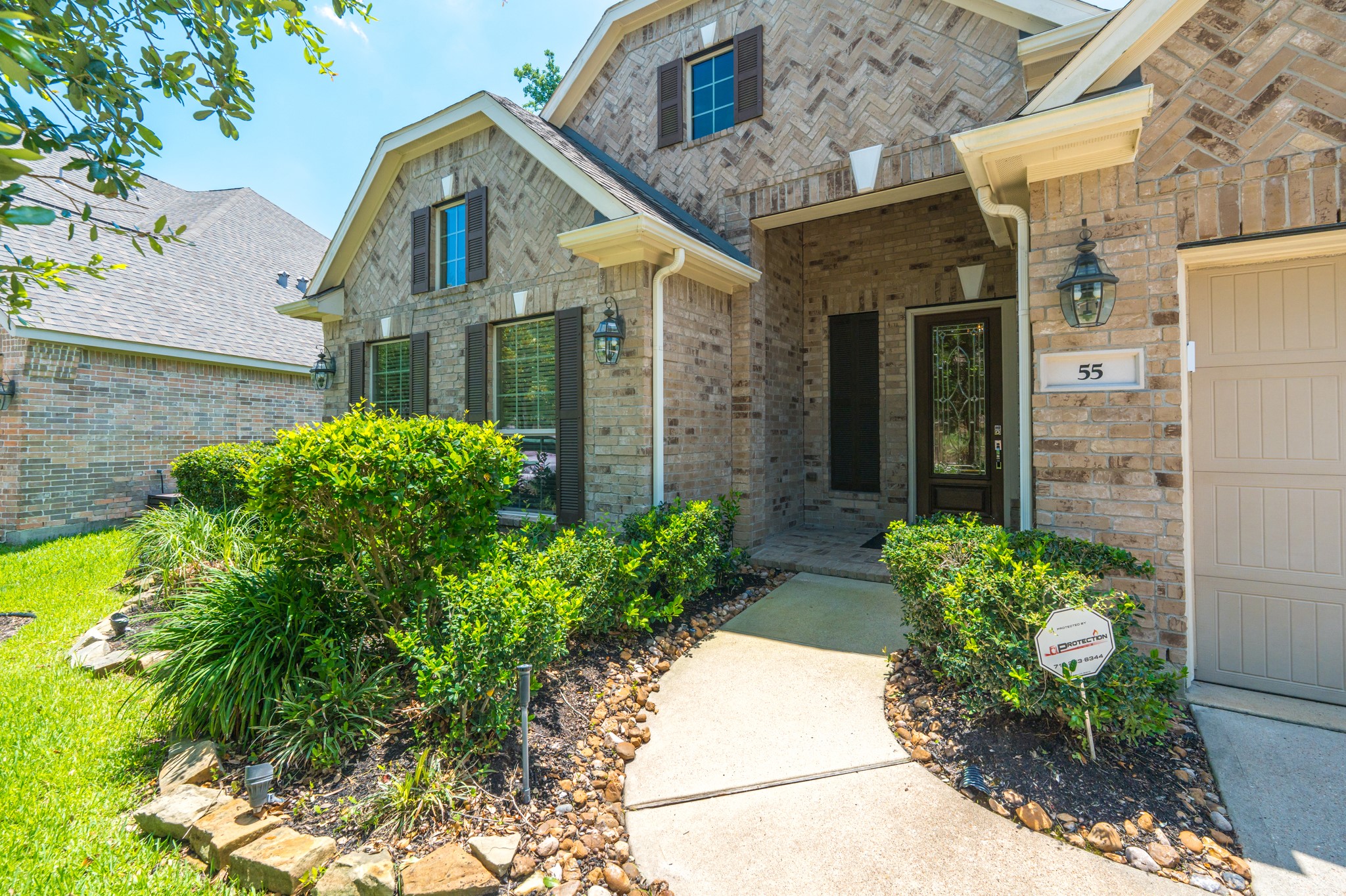 55 South Victoriana Circle Spring, TX 77389 - Photo 5 of 40 a front view of a house with a garden