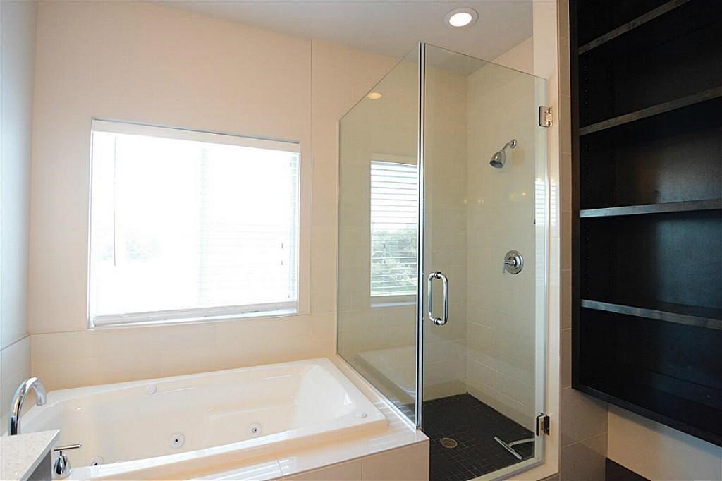 4708 Crawford Street Houston, TX 77004 - Photo 16 of 21 Primary Bathroom