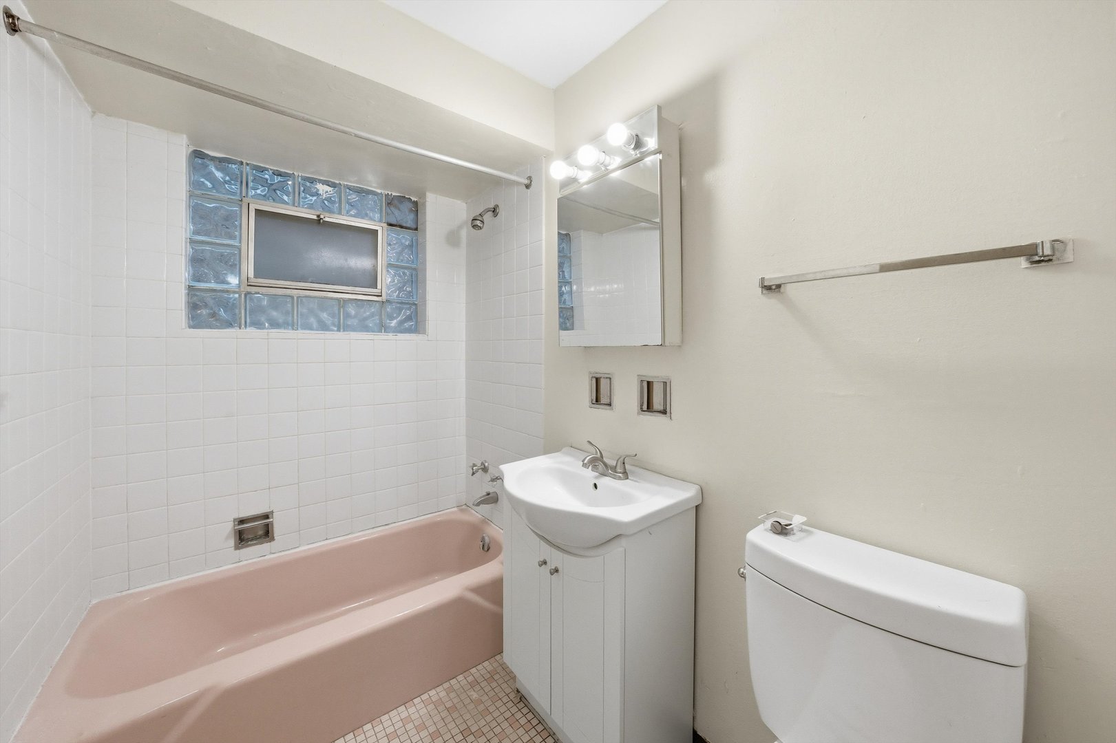 272 East 148th Street Harvey, IL 60426 - Photo 9 of 25 a bathroom with a sink toilet and bathtub