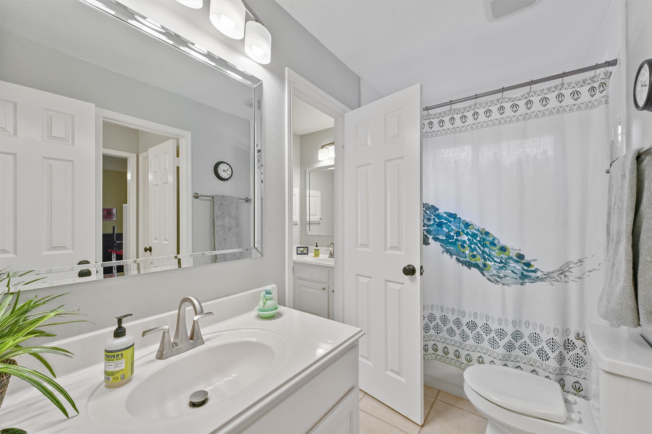 3006 Rothbury Drive Pearland, TX 77584 - Photo 17 of 28 Jack-and-Jill Bathroom
