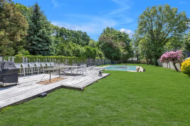 a view of a backyard