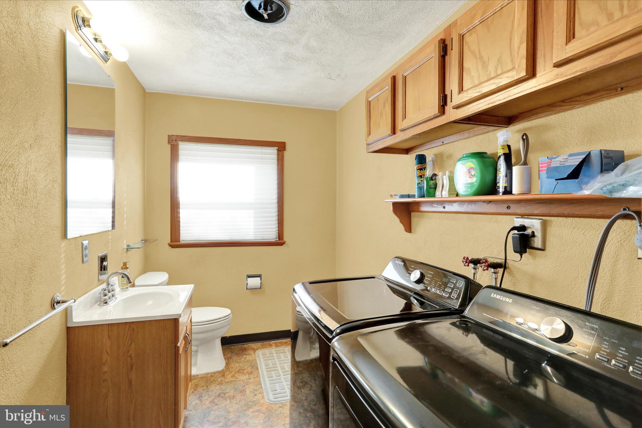933 Philadelphia Avenue Reading, PA 19607 - Photo 27 of 34 a bathroom with a sink and a mirror