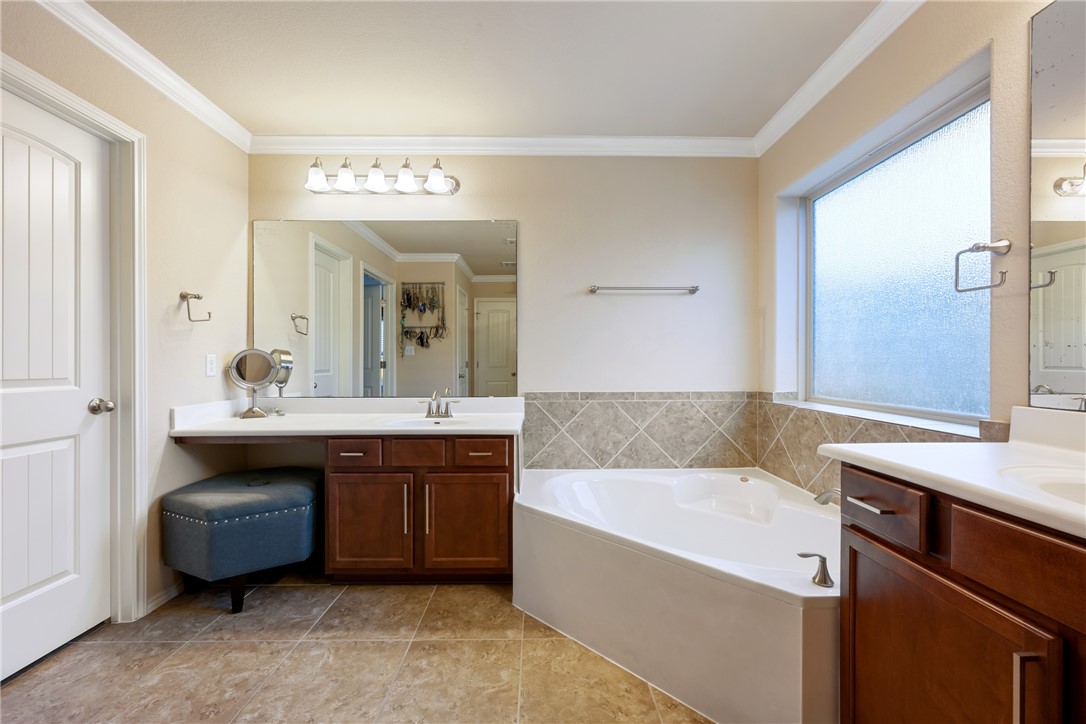 7310 Sunset Heights Circle, Unit F20 Austin, TX 78735 - Photo 20 of 32 a bathroom with a tub a sink and a mirror