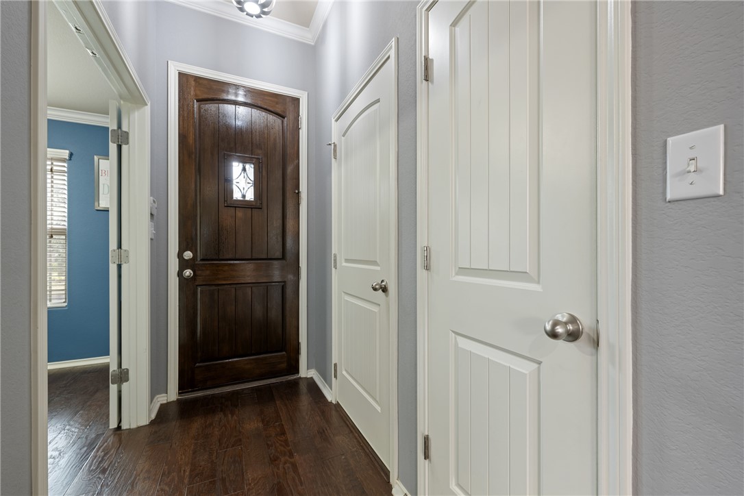 7310 Sunset Heights Circle, Unit F20 Austin, TX 78735 - Photo 4 of 32 a view of a hallway with wooden floor