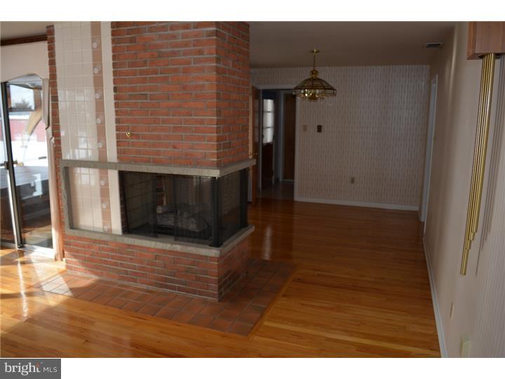 386 Grange Road Allentown, PA 18106 - Photo 8 of 16 Living Room