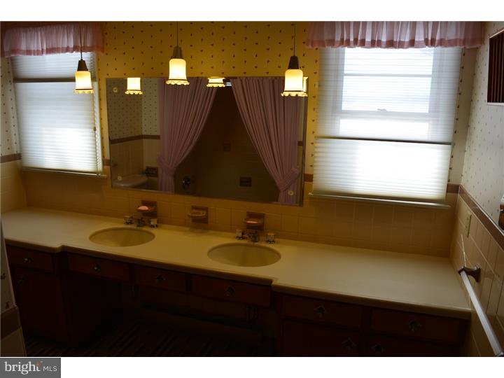 386 Grange Road Allentown, PA 18106 - Photo 10 of 16 Bathroom